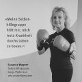 Foto: Susanne Wagner mit Boxhandschuhen und dem Text 'Meine Selbsthilfegruppe hilft mir, mich trotz Krankheit durchs Leben zu boxen'