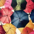 Viele aufgespannte bunte Regenschirme